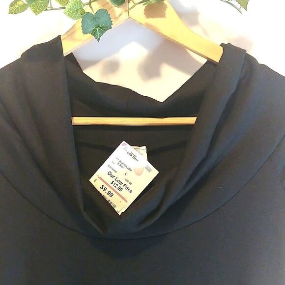 Discreet. NWT. Women's black top with silver bling! Size Large. - Picture 4 of 9